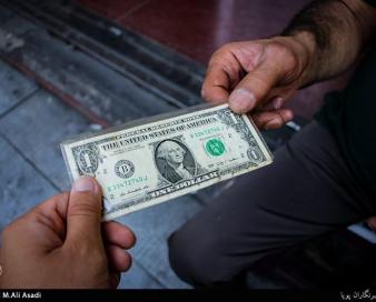 عضو کانون صرافان: احتمال تعدیل سریع قیمتها در بازار ارز با ورود بازارساز/ علت نوسانات ارزی چیست؟