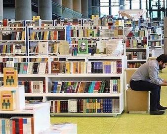 کرکره نیمهباز کتابفروشیها؛ چرا فروشگاههای کتاب در ایران جان نمیگیرد؟