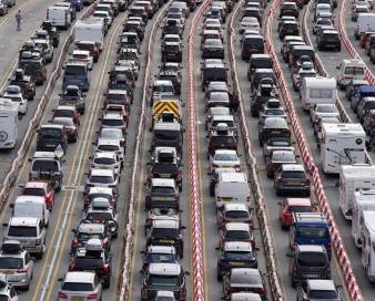 اعتراض سراسری رانندگان انگلیسی به گرانی بنزین با مختل کردن تردد در جادهها