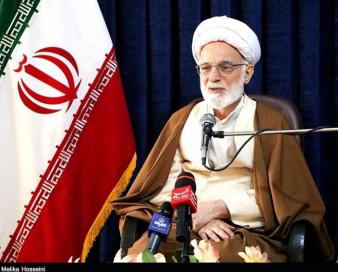 انتقاد آیتالله درینجف آبادی از واردات چند میلیاردی تلفن همراه و لوازم آرایشی