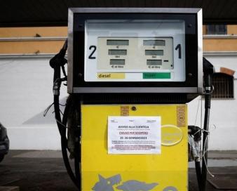 اعتصاب کارکنان پمپ بنزین ها در ایتالیا عرضه سوخت را مختل کرد