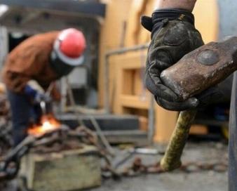 کارگران بدون شناسنامه؛ وقتی حقوق زیر خط فقر قانونی می‌شود