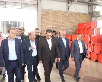 وزیر صنعت، معدن و تجارت از یک کارخانه رزینی و شیمیایی بازدید کرد