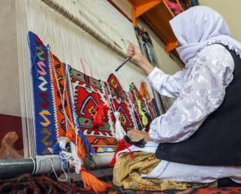 نگاهی به گلیم عنبران؛ حفظ هنر و میراث فرهنگی