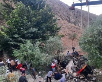مسافران مینی‌بوس حادثه دیده در مسیر کاشمر پوشش کامل بیمه‌ای دارند